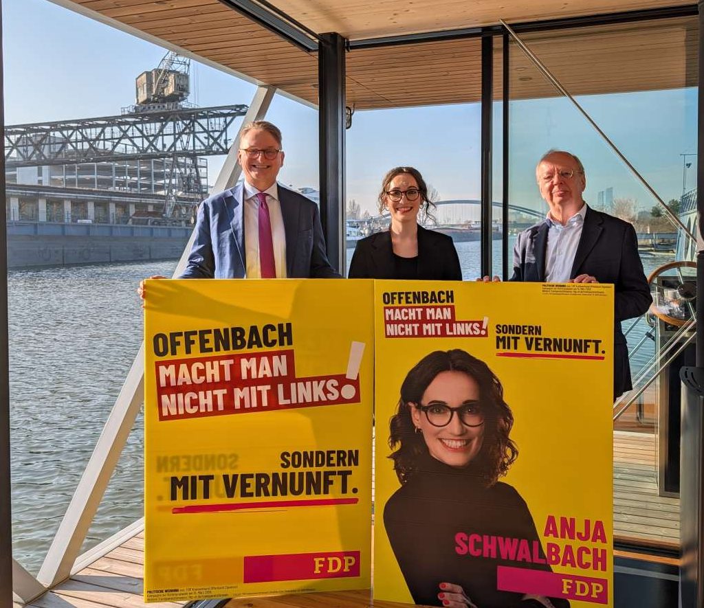 Der Wandel Offenbachs zu einer Stadt, die gut wächst, ist Ergebnis richtiger Entscheidungen der vergangenen Jahrzehnte – parteiübergreifend, unter unterschiedlichen Oberbürgermeistern und Koalitionen. Die FDP Offenbach sieht sich als aktiven Teil dieser Entwicklung, insbesondere in den Bereichen Stadtentwicklung, Schule, Ordnung, Flughafenpolitik sowie bei der Willkommenskultur für Unternehmen und der Umsetzung des Masterplans. Angesichts gesellschaftlich rauerer Zeiten und dem Erstarken der Ränder befürchtet die FDP, dass dieser Erfolgskurs infrage gestellt wird. Während der rechte Rand sich in Offenbach zum Glück selbst zerlegt hat, droht ein Wahlerfolg ganz links. Schon bei der letzten Bundestagswahl erzielte Die Linke 17 Prozent in Offenbach. Wiederholt sich dies, droht die Statik der Offenbacher Politik ausgehebelt zu werden und eine linke Mehrheit. Eine solche Entwicklung gefährdete aber den Erfolgskurs der letzten Jahrzehnte. Denn etwa Gewerbesteuererhöhungen, Verkehrsumerziehung oder Einheitsschulen sind Gift für den Offenbacher Aufschwung. Offenbach macht man nicht mit links, sondern mit Vernunft. Die Freien Demokraten verstehen sich als Gegengift zu linken Ideologien. Offenbach muss in der Mitte bleiben. Unsere Schwerpunkte: Offenbach steht an einer Wegscheide. Die Stadt hat in den vergangenen Jahren an Profil gewonnen, sie wächst, sie wird urbaner. Gleichzeitig nimmt die Kritik am Kurs der Stadt zu. Vor allem aus der politischen Linken wird der Kurs der Stadt infrage gestellt, ein Kurs der auf qualitatives Wachstum der Stadt setzt, auf eine bessere Bevölkerungsbalance, die einem Plan folgt, den wir uns gemeinsam gegeben haben: dem Masterplan. Unser Ansatz ist deshalb klar: Wir gestalten Offenbach mit Vernunft. Nicht ideologisch, nicht symbolisch, sondern so, dass die Stadt funktioniert – für die Menschen, die hier leben, arbeiten und investieren. Unser Ziel ist eine Stadt, in der sich Menschen im Alltag wohlfühlen und die sie bewusst als ihre Heimat wählen. Eine Stadt kann nur funktionieren, wenn sie die richtigen finanziellen Prioritäten setzt. Politik ist unglaubwürdig, wenn sie alles verspricht. Nicht alles, was wünschenswert ist, ist auch machbar. Deshalb haben Freie Demokraten gemeinsam mit ihren Partnern Investitionen in Schulen und in die Zukunft der Innenstadt zur Priorität der Stadt erhoben. Erst wenn die notwendigen Investitionen getätigt sind, kann die Stadt stärker in den Erhalt vor allem der Straßeninfrastruktur investieren. Eine Stadt kann nur funktionieren, wenn sie auf einem wirtschaftlich starken Fundament steht. Deshalb wollen wir Offenbach als unternehmerfreundlichen Standort weiter stärken. Unternehmen sind keine Bittsteller, sondern Partner der Stadt. Zusätzliche kommunale Steuern und Abgaben schwächen den Standort. Unsere Priorität bleibt, Spielräume zu erarbeiten, um Grund- und Gewerbesteuer perspektivisch senken zu können, damit Offenbach im regionalen Wettbewerb noch attraktiver wird. Das ist ein anspruchsvoller Weg, aber ein notwendiger. Wachstum entsteht dort, wo Verfahren verlässlich sind, Genehmigungen planbar erfolgen und Flächen strategisch entwickelt werden. Eine starke Wirtschaft schafft Arbeitsplätze, Wertschöpfung und die finanzielle Grundlage für alles andere – von Bildung bis Infrastruktur. Deshalb flankieren wir den vernünftigen, investorenfreundlichen Kurs von Oberbürgermeister Felix Schwenke ausdrücklich weiter. Eine Stadt kann nur funktionieren, wenn die soziale Balance stimmt. Offenbach braucht deshalb mehr Wohnangebote für Menschen, die Steuern zahlen und das Gemeinwesen tragen. Gerade für die oft vergessene Mittelschicht, die keinen Anspruch auf Wohngeld hat, wird Wohnen zunehmend zur Existenzfrage. Deshalb setzen wir uns dafür ein, die pauschale 30-Prozent-Regelung für geförderten Wohnraum bei neuen Projekten durch eine stärkere Förderung des Mittelstandswohnens zu ersetzen. Nur ein vernünftiger Mix sorgt dafür, dass Wohnraum bezahlbar, qualitativ hochwertig und in sozial gemischten Quartieren entsteht. Wer gutes und bezahlbares Wohnen für alle will, muss Bauen und neue Baugebiete ermöglichen – nicht den Markt durch Mietpreisbremsen, Leerstandsregelungen und Milieuschutzsatzungen lähmen. Eine Stadt kann nur funktionieren, wenn sie eine attraktive Innenstadt hat. Eine lebendige Innenstadt der Moderne ist keine reine Einkaufsstadt. Sie entsteht durch Nutzungsmischung und Aufenthaltsqualität: Handel, Gastronomie, Kultur, Bildung und Arbeiten gehören zusammen. Ein gepflegtes Stadtbild, Sauberkeit und Sicherheit sind dafür keine Nebenthemen, sondern Grundlagen. Menschen entscheiden täglich neu, ob sie sich in ihrer Stadt wohlfühlen. Ordnung, Sauberkeit und sichtbare Präsenz der Stadtpolizei im öffentlichen Raum schaffen Vertrauen. Verwahrlosung hilft niemandem – weder sozial noch gesellschaftlich. Regeln müssen gelten und durchgesetzt werden, Schäden und Vermüllung müssen schnell beseitigt werden. Deshalb wollen wir die Stadtpolizei weiter stärken. Gleichzeitig geht es um gute Gestaltung, etwa durch Fassadensanierungen, aufgewertete innenstadtnahe Quartiere, Nutzung öffentlicher Räume und die Bekämpfung von Verwahrlosungstendenzen, etwa durch Graffiti, damit Angsträume gar nicht erst entstehen. Eine Stadt kann nur funktionieren, wenn Verkehrspolitik vom Alltag her gedacht wird. Offenbach braucht Mobilität, die sich im Alltag bewährt. Auto, Bus, Bahn, Rad- und Fußverkehr dürfen nicht gegeneinander ausgespielt werden. Autohass kann kein Leitfaden sein. Die Stadt muss erreichbar bleiben – für Pendler, für Handel, für Handwerk, für Familien. Wir setzen deshalb auf bessere ÖPNV-Angebote sowie auf intelligente Steuerung statt auf Verdrängung. Die Erhaltung und die Schaffung innerstädtischen Parkraums über Quartiersparken stehen auf unserer Agenda. Mobilität darf nicht durch Verbote ideologisch gesteuert werden, sondern muss praktikabel und vernünftig organisiert sein. Eine Stadt kann nur funktionieren, wenn ihre vielen Talente eine Perspektive haben. Deshalb bleibt Bildung der wichtigste Zukunftsfaktor für Offenbach. Investitionen in Schulen und Kitas haben für uns dauerhaft Vorrang. Gute Bildung beginnt früh, setzt sich in verlässlichen Ganztagsangeboten fort und braucht moderne Gebäude, digitale Ausstattung und professionellen Support. Wir setzen bewusst auf differenzierte Angebote statt auf ideologischen Eifer und Gleichmacherei. Vielfalt im Bildungsangebot, Profilbildung und Leistungsorientierung sind Stärken. Deshalb haben wir uns für das neue Gymnasium eingesetzt und wollen sowohl das staatliche Angebot zukunftsfähig weiterentwickeln – etwa mit mehrsprachigen Profilen – als auch private Schulen weiterhin kraftvoll unterstützen. Bildung darf nicht gleichmachen, sondern muss vernünftig fördern, fordern und Chancen eröffnen. Offenbach soll eine Stadt sein, in der Wohnen, Arbeiten, Bildung, Versorgung und Freizeit noch enger zusammenfinden: eine Stadt der kurzen Wege, eine 15-Minuten-Stadt. Das ist kein Verzichtsprojekt, sondern ein Versprechen auf Alltagstauglichkeit, Freiheit und Lebensqualität. Wir setzen deshalb auf Vernunft. Wir setzen auf Bauen statt Bremsen, auf Ordnung statt Wegsehen, auf Mobilität statt Blockade, auf wirtschaftliche Stärke statt Misstrauen und auf Bildung als Zukunftsinvestition. So positionieren wir Offenbach selbstbewusst in der Mitte der Metropolregion – als Stadt, die wächst, ohne sich zu verlieren, und die gestaltet, statt sich in Symbolen zu erschöpfen.