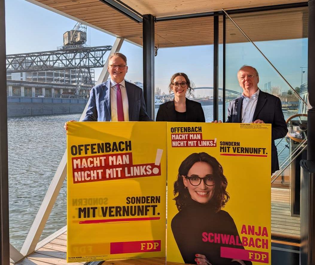 Der Wandel Offenbachs zu einer Stadt, die gut wächst, ist Ergebnis richtiger Entscheidungen der vergangenen Jahrzehnte – parteiübergreifend, unter unterschiedlichen Oberbürgermeistern und Koalitionen. Die FDP Offenbach sieht sich als aktiven Teil dieser Entwicklung, insbesondere in den Bereichen Stadtentwicklung, Schule, Ordnung, Flughafenpolitik sowie bei der Willkommenskultur für Unternehmen und der Umsetzung des Masterplans. Angesichts gesellschaftlich rauerer Zeiten und dem Erstarken der Ränder befürchtet die FDP, dass dieser Erfolgskurs infrage gestellt wird. Während der rechte Rand sich in Offenbach zum Glück selbst zerlegt hat, droht ein Wahlerfolg ganz links. Schon bei der letzten Bundestagswahl erzielte Die Linke 17 Prozent in Offenbach. Wiederholt sich dies, droht die Statik der Offenbacher Politik ausgehebelt zu werden und eine linke Mehrheit. Eine solche Entwicklung gefährdete aber den Erfolgskurs der letzten Jahrzehnte. Denn etwa Gewerbesteuererhöhungen, Verkehrsumerziehung oder Einheitsschulen sind Gift für den Offenbacher Aufschwung. Offenbach macht man nicht mit links, sondern mit Vernunft. Die Freien Demokraten verstehen sich als Gegengift zu linken Ideologien. Offenbach muss in der Mitte bleiben. Unsere Schwerpunkte: Offenbach steht an einer Wegscheide. Die Stadt hat in den vergangenen Jahren an Profil gewonnen, sie wächst, sie wird urbaner. Gleichzeitig nimmt die Kritik am Kurs der Stadt zu. Vor allem aus der politischen Linken wird der Kurs der Stadt infrage gestellt, ein Kurs der auf qualitatives Wachstum der Stadt setzt, auf eine bessere Bevölkerungsbalance, die einem Plan folgt, den wir uns gemeinsam gegeben haben: dem Masterplan. Unser Ansatz ist deshalb klar: Wir gestalten Offenbach mit Vernunft. Nicht ideologisch, nicht symbolisch, sondern so, dass die Stadt funktioniert – für die Menschen, die hier leben, arbeiten und investieren. Unser Ziel ist eine Stadt, in der sich Menschen im Alltag wohlfühlen und die sie bewusst als ihre Heimat wählen. Eine Stadt kann nur funktionieren, wenn sie die richtigen finanziellen Prioritäten setzt. Politik ist unglaubwürdig, wenn sie alles verspricht. Nicht alles, was wünschenswert ist, ist auch machbar. Deshalb haben Freie Demokraten gemeinsam mit ihren Partnern Investitionen in Schulen und in die Zukunft der Innenstadt zur Priorität der Stadt erhoben. Erst wenn die notwendigen Investitionen getätigt sind, kann die Stadt stärker in den Erhalt vor allem der Straßeninfrastruktur investieren. Eine Stadt kann nur funktionieren, wenn sie auf einem wirtschaftlich starken Fundament steht. Deshalb wollen wir Offenbach als unternehmerfreundlichen Standort weiter stärken. Unternehmen sind keine Bittsteller, sondern Partner der Stadt. Zusätzliche kommunale Steuern und Abgaben schwächen den Standort. Unsere Priorität bleibt, Spielräume zu erarbeiten, um Grund- und Gewerbesteuer perspektivisch senken zu können, damit Offenbach im regionalen Wettbewerb noch attraktiver wird. Das ist ein anspruchsvoller Weg, aber ein notwendiger. Wachstum entsteht dort, wo Verfahren verlässlich sind, Genehmigungen planbar erfolgen und Flächen strategisch entwickelt werden. Eine starke Wirtschaft schafft Arbeitsplätze, Wertschöpfung und die finanzielle Grundlage für alles andere – von Bildung bis Infrastruktur. Deshalb flankieren wir den vernünftigen, investorenfreundlichen Kurs von Oberbürgermeister Felix Schwenke ausdrücklich weiter. Eine Stadt kann nur funktionieren, wenn die soziale Balance stimmt. Offenbach braucht deshalb mehr Wohnangebote für Menschen, die Steuern zahlen und das Gemeinwesen tragen. Gerade für die oft vergessene Mittelschicht, die keinen Anspruch auf Wohngeld hat, wird Wohnen zunehmend zur Existenzfrage. Deshalb setzen wir uns dafür ein, die pauschale 30-Prozent-Regelung für geförderten Wohnraum bei neuen Projekten durch eine stärkere Förderung des Mittelstandswohnens zu ersetzen. Nur ein vernünftiger Mix sorgt dafür, dass Wohnraum bezahlbar, qualitativ hochwertig und in sozial gemischten Quartieren entsteht. Wer gutes und bezahlbares Wohnen für alle will, muss Bauen und neue Baugebiete ermöglichen – nicht den Markt durch Mietpreisbremsen, Leerstandsregelungen und Milieuschutzsatzungen lähmen. Eine Stadt kann nur funktionieren, wenn sie eine attraktive Innenstadt hat. Eine lebendige Innenstadt der Moderne ist keine reine Einkaufsstadt. Sie entsteht durch Nutzungsmischung und Aufenthaltsqualität: Handel, Gastronomie, Kultur, Bildung und Arbeiten gehören zusammen. Ein gepflegtes Stadtbild, Sauberkeit und Sicherheit sind dafür keine Nebenthemen, sondern Grundlagen. Menschen entscheiden täglich neu, ob sie sich in ihrer Stadt wohlfühlen. Ordnung, Sauberkeit und sichtbare Präsenz der Stadtpolizei im öffentlichen Raum schaffen Vertrauen. Verwahrlosung hilft niemandem – weder sozial noch gesellschaftlich. Regeln müssen gelten und durchgesetzt werden, Schäden und Vermüllung müssen schnell beseitigt werden. Deshalb wollen wir die Stadtpolizei weiter stärken. Gleichzeitig geht es um gute Gestaltung, etwa durch Fassadensanierungen, aufgewertete innenstadtnahe Quartiere, Nutzung öffentlicher Räume und die Bekämpfung von Verwahrlosungstendenzen, etwa durch Graffiti, damit Angsträume gar nicht erst entstehen. Eine Stadt kann nur funktionieren, wenn Verkehrspolitik vom Alltag her gedacht wird. Offenbach braucht Mobilität, die sich im Alltag bewährt. Auto, Bus, Bahn, Rad- und Fußverkehr dürfen nicht gegeneinander ausgespielt werden. Autohass kann kein Leitfaden sein. Die Stadt muss erreichbar bleiben – für Pendler, für Handel, für Handwerk, für Familien. Wir setzen deshalb auf bessere ÖPNV-Angebote sowie auf intelligente Steuerung statt auf Verdrängung. Die Erhaltung und die Schaffung innerstädtischen Parkraums über Quartiersparken stehen auf unserer Agenda. Mobilität darf nicht durch Verbote ideologisch gesteuert werden, sondern muss praktikabel und vernünftig organisiert sein. Eine Stadt kann nur funktionieren, wenn ihre vielen Talente eine Perspektive haben. Deshalb bleibt Bildung der wichtigste Zukunftsfaktor für Offenbach. Investitionen in Schulen und Kitas haben für uns dauerhaft Vorrang. Gute Bildung beginnt früh, setzt sich in verlässlichen Ganztagsangeboten fort und braucht moderne Gebäude, digitale Ausstattung und professionellen Support. Wir setzen bewusst auf differenzierte Angebote statt auf ideologischen Eifer und Gleichmacherei. Vielfalt im Bildungsangebot, Profilbildung und Leistungsorientierung sind Stärken. Deshalb haben wir uns für das neue Gymnasium eingesetzt und wollen sowohl das staatliche Angebot zukunftsfähig weiterentwickeln – etwa mit mehrsprachigen Profilen – als auch private Schulen weiterhin kraftvoll unterstützen. Bildung darf nicht gleichmachen, sondern muss vernünftig fördern, fordern und Chancen eröffnen. Offenbach soll eine Stadt sein, in der Wohnen, Arbeiten, Bildung, Versorgung und Freizeit noch enger zusammenfinden: eine Stadt der kurzen Wege, eine 15-Minuten-Stadt. Das ist kein Verzichtsprojekt, sondern ein Versprechen auf Alltagstauglichkeit, Freiheit und Lebensqualität. Wir setzen deshalb auf Vernunft. Wir setzen auf Bauen statt Bremsen, auf Ordnung statt Wegsehen, auf Mobilität statt Blockade, auf wirtschaftliche Stärke statt Misstrauen und auf Bildung als Zukunftsinvestition. So positionieren wir Offenbach selbstbewusst in der Mitte der Metropolregion – als Stadt, die wächst, ohne sich zu verlieren, und die gestaltet, statt sich in Symbolen zu erschöpfen.